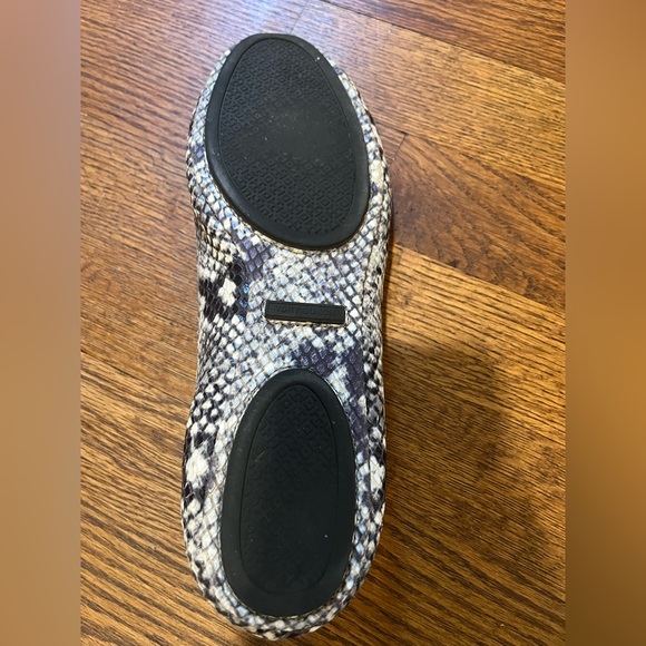 Tory Burch flats, snakeskin back white and grey patterned, super comfortable! - Picture 3 of 4